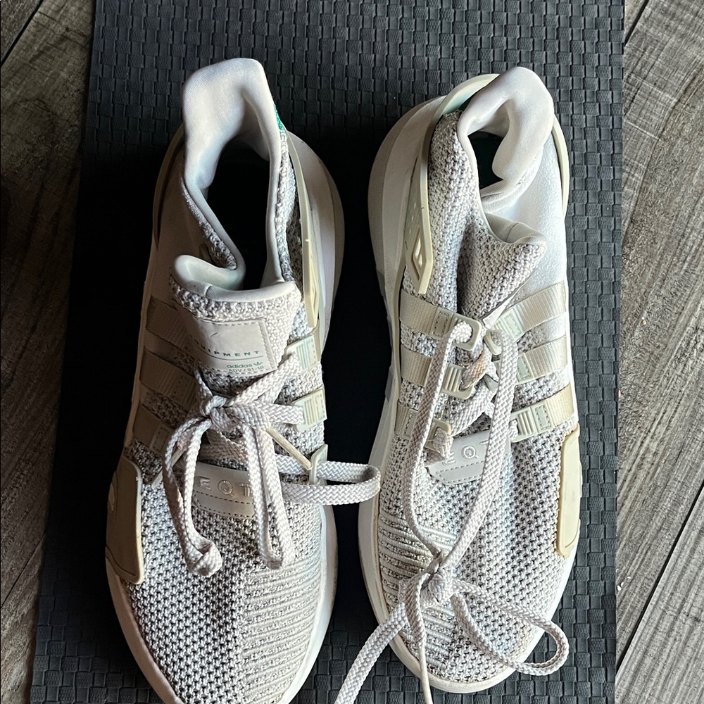adidas Men’s White Athletic Shoes PYV702001 size 9 preowned